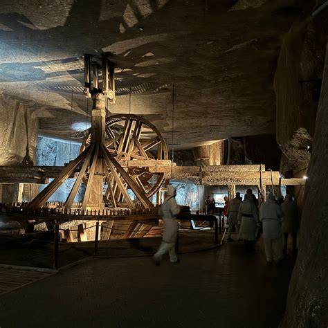 szachownica z figurami na tle podziemnej komory kopalni soli wieliczka