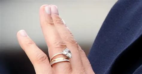 Zbliżenie na pierścionek zaręczynowy Meghan Markle z widocznymi diamentami