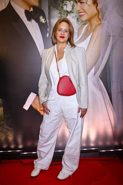 Laura Samojłowicz w eleganckiej stylizacji na premierze filmu