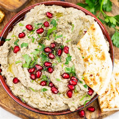 Wybór past i dipów: guacamole, baba ghanoush, pasta z oliwek