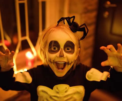 Mężczyzna w przerażającym makijażu na Halloween, imitującym rany i sińce