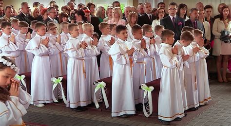 Dzieci przystępujące do Pierwszej Komunii Świętej