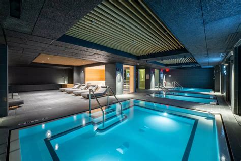 wnętrze strefy wellness w AvenaSPA z jacuzzi i świecami
