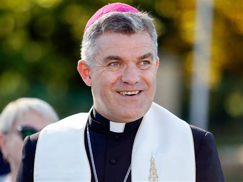 Bp Zbigniew Zieliński udzielający sakramentu bierzmowania w Szkole Policji