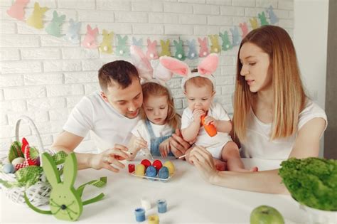 Rodzina z dwójką dzieci podczas sesji roczkowej, dzieci bawią się z tortem.