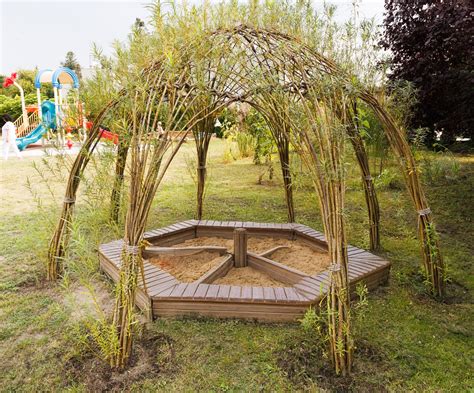 fotografia placu zabaw przy Chacie Wiklina z huśtawkami i trampoliną