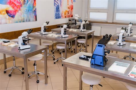 Nowocześnie wyposażona pracownia biologiczna z mikroskopami i modelami