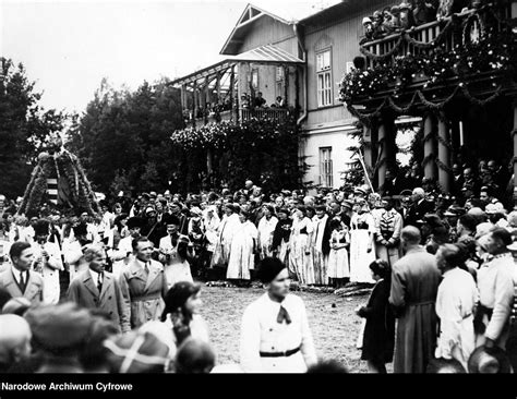 fotografia przedstawiająca historyczny budynek w Spale, symbolizujący miejsce dożynek prezydenckich