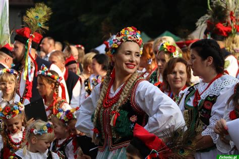 zdjęcie barwnego korowodu dożynkowego z wieńcami i strojami ludowymi