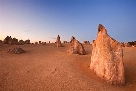 Fotografia przedstawiająca formacje skalne na pustyni Pinnacles w Australii