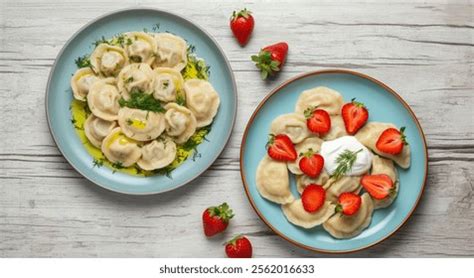 Talerz z pierogami wigilijnymi posypanymi ziołami