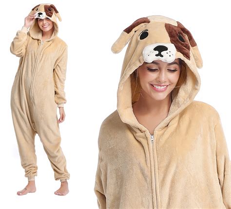 Zdjęcie przedstawiające osobę ubraną w strój Kigurumi w kształcie zwierzęcia lub postaci z bajki.