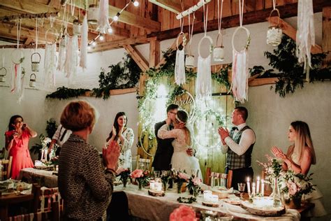 aranżacja weselna w stylu boho z wykorzystaniem naturalnych materiałów i kwiatów
