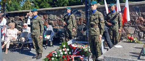 Grupa osób podczas uroczystości z okazji 95-lecia Związku Sybiraków w Olsztynie