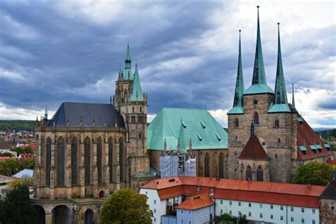 Widok na Katedrę w Erfurcie i Kościół Św. Sewera na tle jarmarku świątecznego.