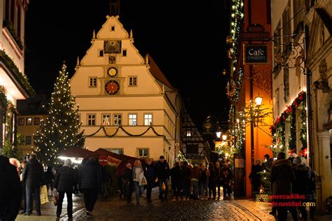 Ulica w Rothenburg ob der Tauber ozdobiona świątecznymi dekoracjami.