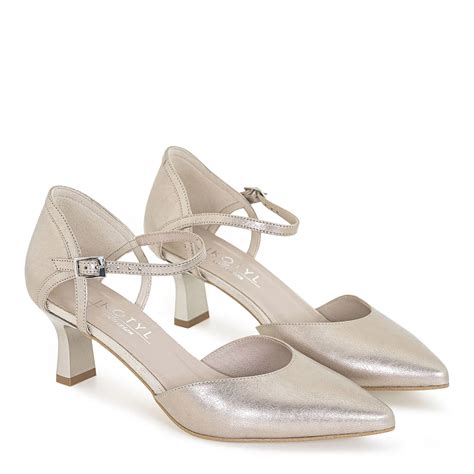 Zdjęcie prezentujące modne buty na bal ósmoklasisty: czółenka kitten, sandałki na cienkich paskach.
