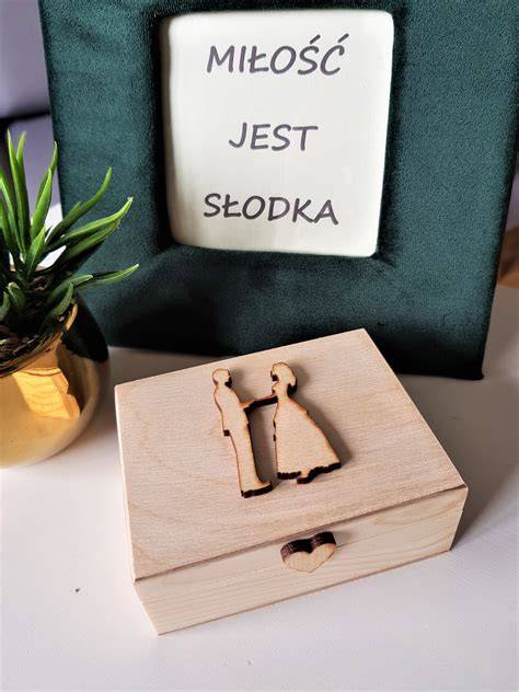 Zbliżenie na obrączki ślubne na dłoniach pary młodej