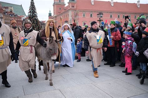 Kolorowy pochód karnawałowy z platformami i przebranymi uczestnikami w Valletcie