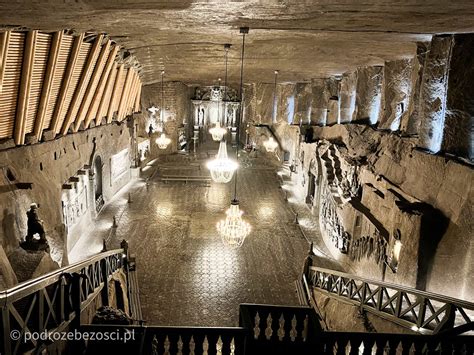 Wnętrze kopalni soli z sceną muzyczną i widownią.