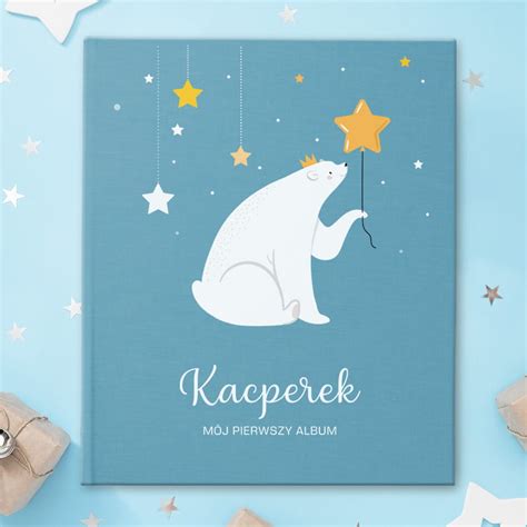 dekoracja na drzwiach i korytarzu z misiem polarnym i bańkami