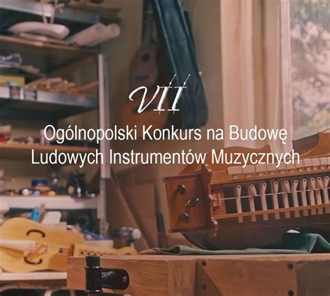 Zdjęcie warsztatu stolarskiego z narzędziami i elementami instrumentów ludowych