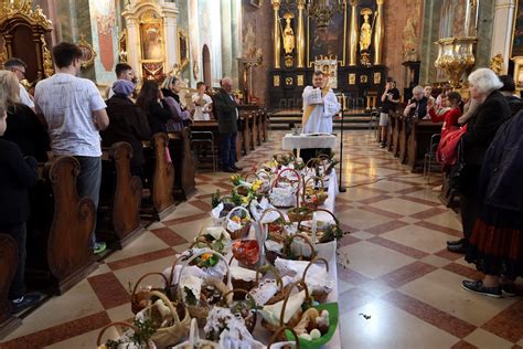 Zdjęcie przedstawiające święcenie pokarmów w Wielką Sobotę.