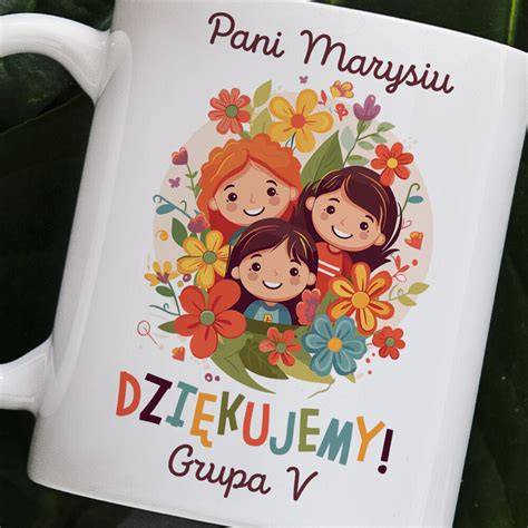 Kolaż zdjęć przedstawiający różne prezenty dla przedszkolanki: kubek, czekoladki, zestaw konfitur, notes, kwiaty.