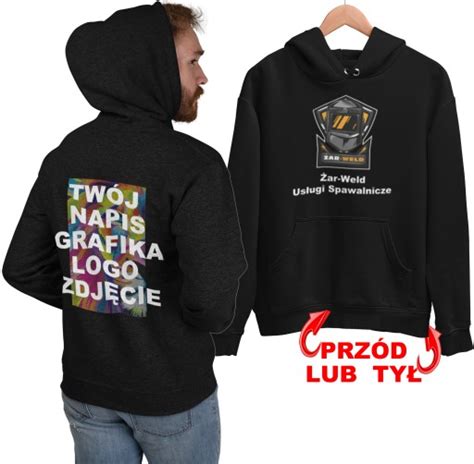 Zbliżenie na naszywkę z pełnokolorowym nadrukiem na bluzie.