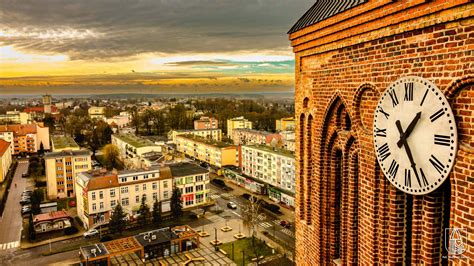 zdjęcie przedstawiające strefę vintage przed ratuszem, z ludźmi w strojach retro robiącymi sobie zdjęcia