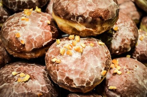 Ilustracja przedstawiająca tradycyjne polskie pączki i faworki, symbolizujące Tłusty Czwartek i Ostatki.