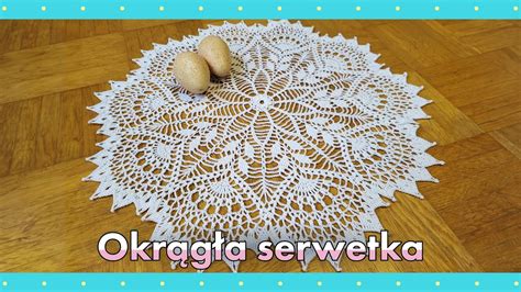 Zdjęcie ręcznie robionej, szydełkowej serwetki z wielkanocnym motywem.