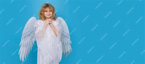 fotografia grupy uczestników z anielskimi skrzydłami w tle