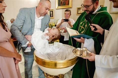 Zdjęcie rodziny podczas uroczystości chrztu
