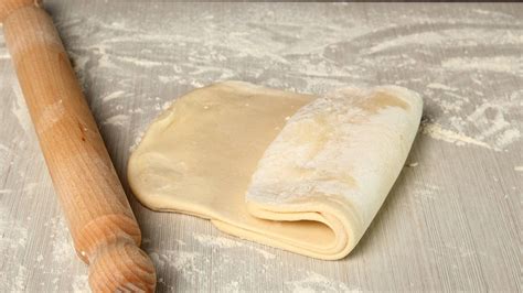 etapy przygotowania wielowarstwowego ciasta 