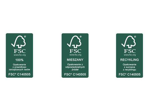 Zbliżenie na teksturę papieru satynowego i certyfikat FSC® na opakowaniu kartki