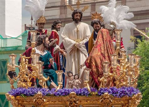 Zdjęcie przedstawiające uroczystą procesję podczas Semana Santa w Sewilli.