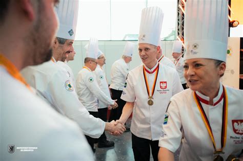 Grupa kucharzy i mistrzów sushi Izumi podczas pracy