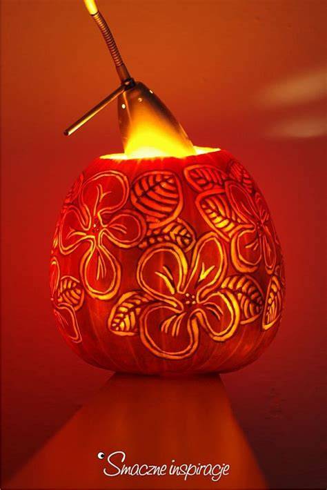 Zdjęcie przedstawiające gotowy lampion z dyni z płonącą świecą