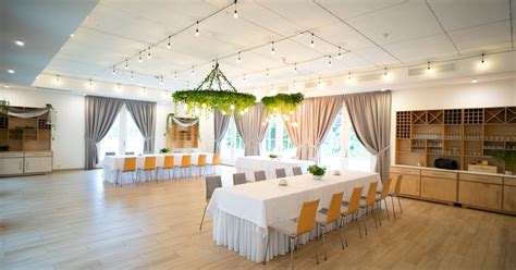 Elegancka sala bankietowa z nowoczesnym wystrojem, przygotowana do przyjęcia gości.