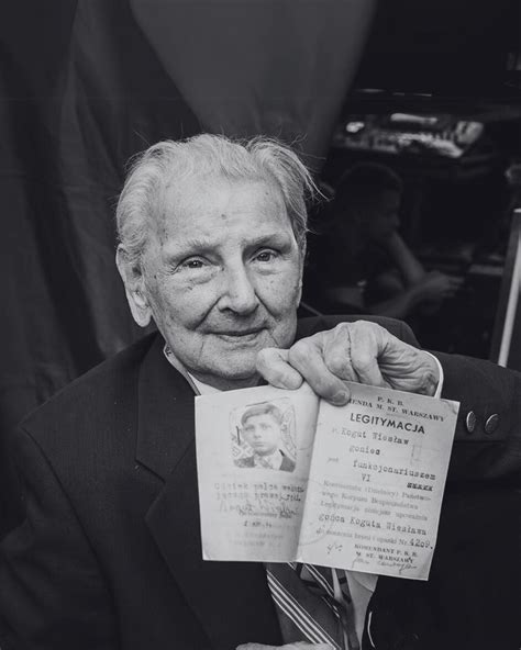 Portret urzędnika spisującego dokument stanu wyjątkowego z 1939 roku.