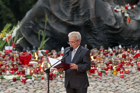 zdjęcie z uroczystości przy pomniku Polegli-Niepokonani