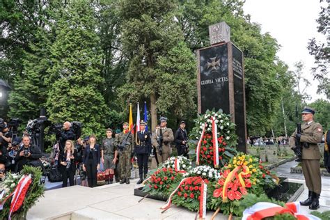 zdjęcie z uroczystości przy pomniku Gloria Victis