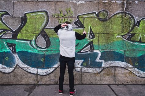 malarz graffiti pracujący na ścianie w pracowni