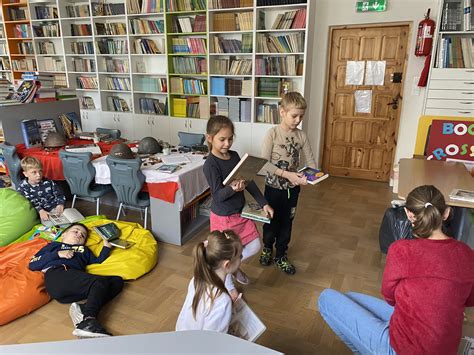 zdjęcie uczniów uczestniczących w lekcji bibliotecznej o tradycjach andrzejkowych