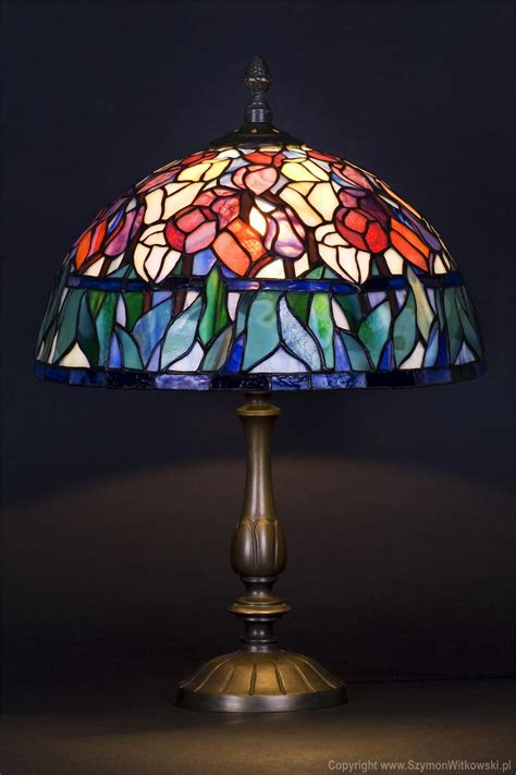 Zdjęcie klasycznej lampy Tiffany'ego.