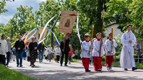 Zdjęcie przedstawiające uczestników procesji Bożego Ciała w tradycyjnych strojach regionalnych.