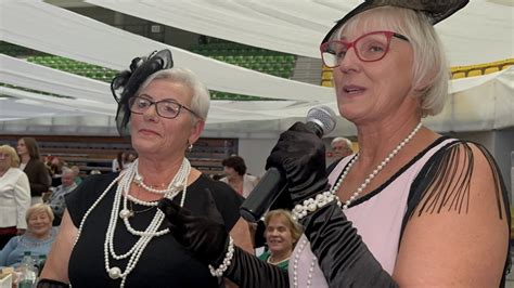 Uczestnicy balu seniora w Opalenicy, niektórzy w karnawałowych strojach