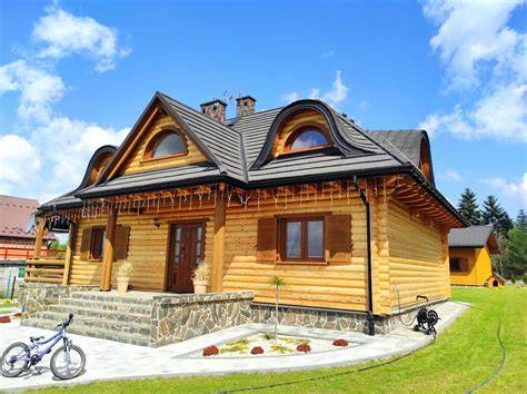 Galeria zdjęć różnych domków z bali w górskim otoczeniu, prezentująca ich urok i wyposażenie.