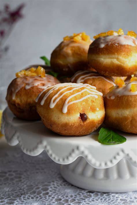 różnorodne pączki i faworki na talerzu